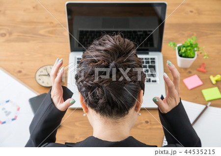 混乱する女性 44535215