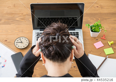 絶望する女性 44535216