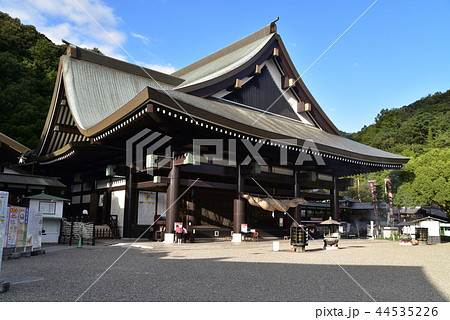 秋の青空と最上稲荷の本殿　岡山県岡山市北区 44535226
