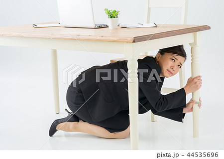 避難する女性 避難する女性 44535696