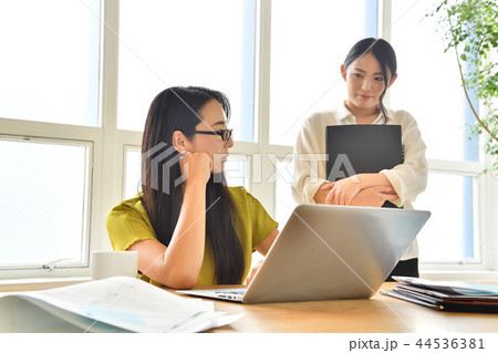オフィス 女性 部下を叱る上司 オフィス 女性 部下を叱る上司 44536381