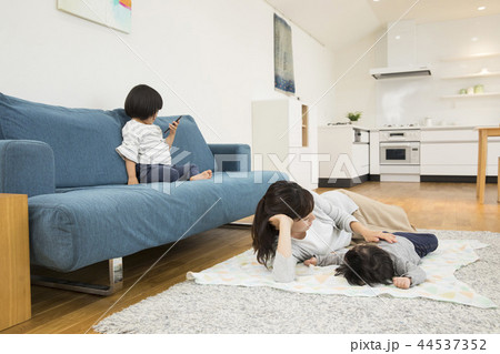 お昼寝の添い寝 44537352