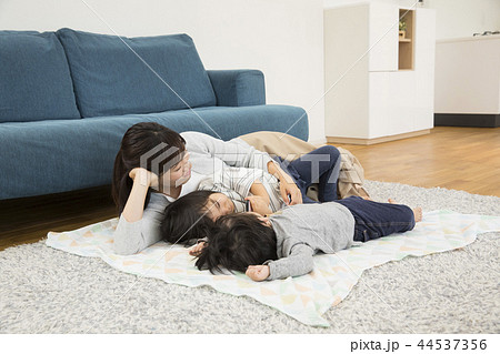 お昼寝の添い寝 44537356