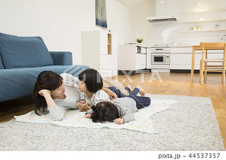 お昼寝の添い寝 44537357