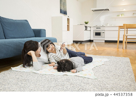 お昼寝の添い寝 44537358