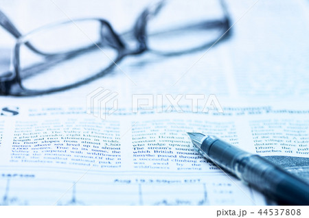 英字新聞と万年筆のあるビジネスイメージ 44537808