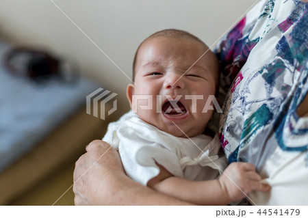 新生児とお婆ちゃん 44541479