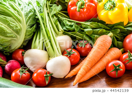 たくさんの野菜　木目テーブル 44542139