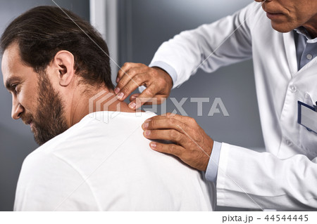 Doctor is making the diagnosis to patient 44544445