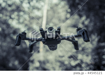 ドローンの飛行風景 44545121