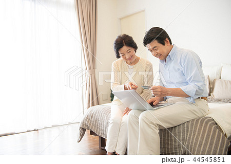 シニア夫婦 パソコン 寝室 ライフスタイルイメージ 44545851