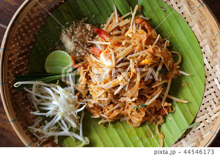 pad thai, stir-fried noodles with shrimp 44546173