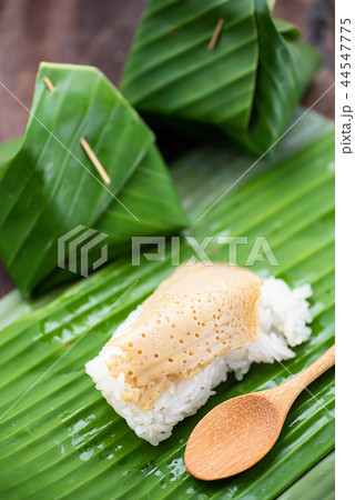 Thai dessert,sweet sticky rice with egg custard  44547775