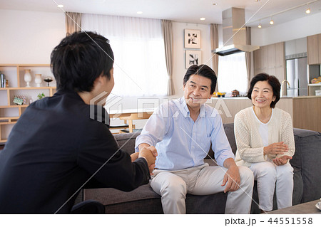 シニア夫婦 リビング 商談 ビジネスマン イメージ シニア夫婦 リビング 商談 ビジネスマン イメージ 44551558