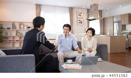 シニア夫婦 リビング 商談 ビジネスマン イメージ シニア夫婦 リビング 商談 ビジネスマン イメージ 44551562