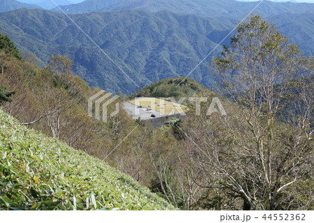 半月峠から半月山展望台への登山道から半月山駐車場方面を見る 半月峠から半月山展望台への登山道から半月山駐車場方面を見る 44552362