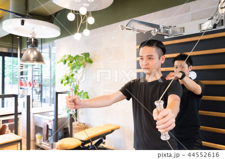 パーソナルトレーニング・男性・マンツーマン 44552616