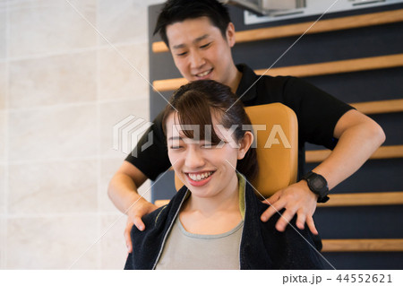 トレーニング後のマッサージ・若い女性 トレーニング後のマッサージ・若い女性 44552621