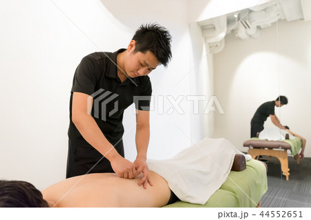 腰の鍼治療(男性の背中) 腰の鍼治療(男性の背中) 44552651