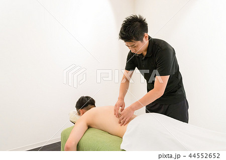腰の鍼治療（男性の背中） 44552652