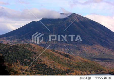 山頂から雲が湧き出る男体山 44553610