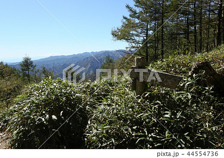 日光 中禅寺湖から半月峠へ登る登山道のうち半月峠で、足尾方面を見る 日光 中禅寺湖から半月峠へ登る登山道のうち半月峠で、足尾方面を見る 44554736