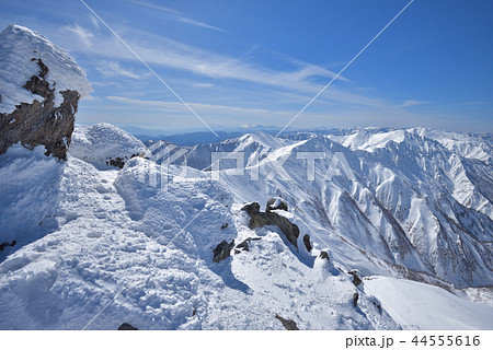 雪山 谷川岳山頂の雪をまとった岩と谷川主稜線 雪山 谷川岳山頂の雪をまとった岩と谷川主稜線 44555616