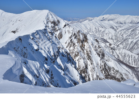 雪山　谷川岳山頂オキノ耳から見る一ノ倉沢の岸壁と巻機山へ続く上越国境稜線 44555623