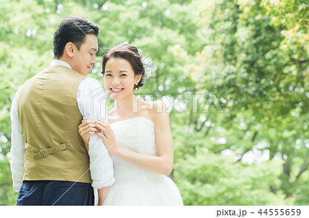 緑の中で微笑む新郎新婦 44555659