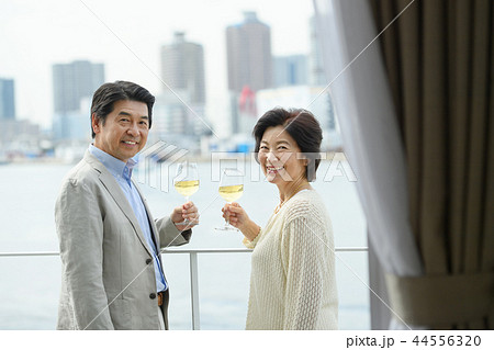 シニア夫婦 旅行 ワイン ライフスタイルイメージ シニア夫婦 旅行 ワイン ライフスタイルイメージ 44556320