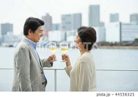 シニア夫婦 旅行 ワイン ライフスタイルイメージ シニア夫婦 旅行 ワイン ライフスタイルイメージ 44556325