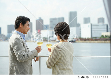 シニア夫婦 旅行 ワイン  ライフスタイルイメージ 44556333