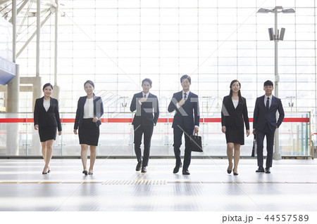 歩く ビジネスマン ビジネスウーマン 44557589