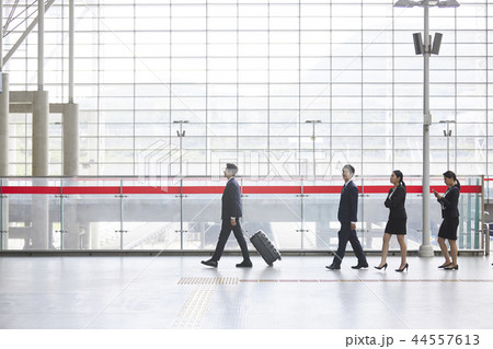 歩く ビジネスマン ビジネスウーマン 44557613