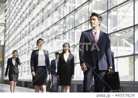 歩く ビジネスマン ビジネスウーマン 44557629