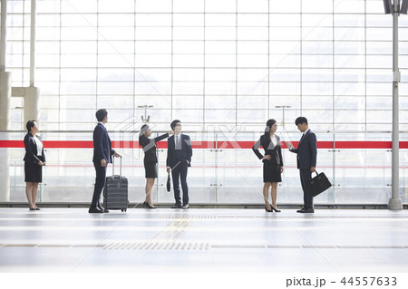 空港 ビジネスマン ビジネスウーマン 44557633