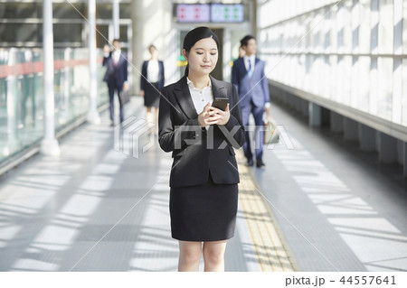 会社員 ビジネスウーマン スマートフォン 44557641