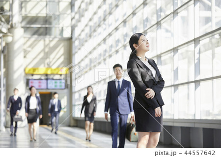 歩く ビジネスマン ビジネスウーマン 44557642