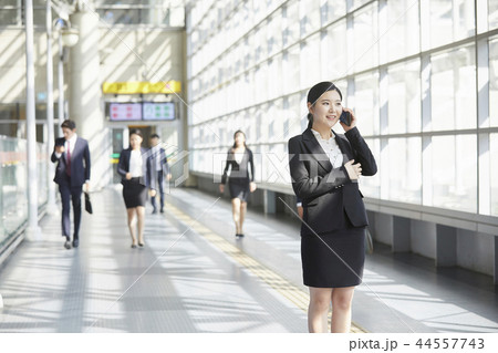 ビジネスウーマン 若い女性 通勤 44557743