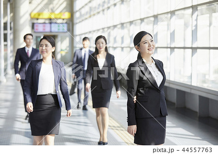 歩く 会社員 女性の写真素材