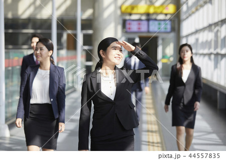 歩く 会社員 女性 44557835