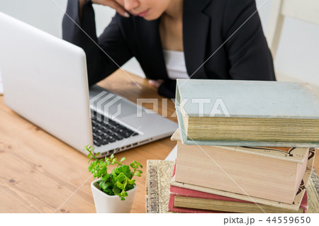 残業にうんざりする女性 44559650