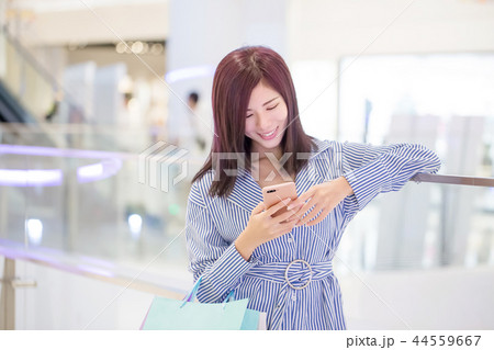 woman use phone 44559667