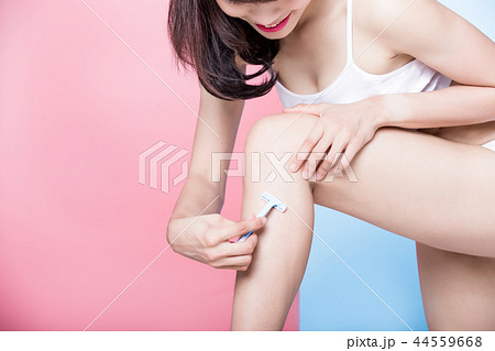 woman shave her leg 44559668