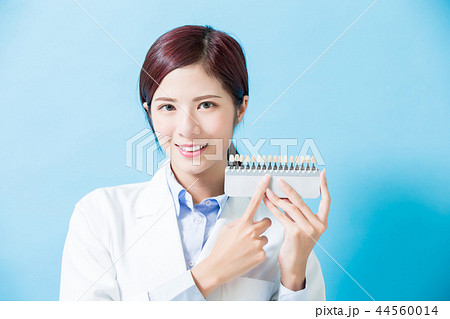dentist take tooth whitening tool 44560014