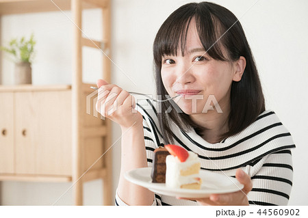 ショートケーキを食べる若い日本人女性 44560902