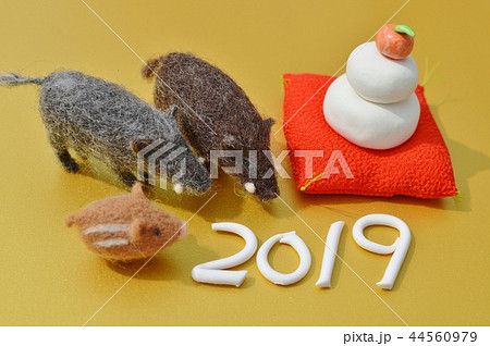 いのししの親子と鏡餅のお正月 44560979