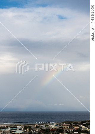 祖納集落と虹 44561050