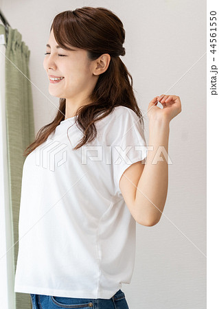 爽やかに目覚めた女性 爽やかに目覚めた女性 44561550