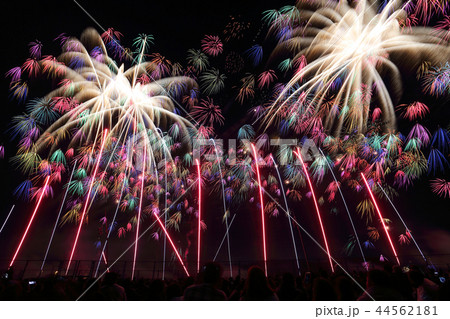 盛大に打ち上がる花火と観衆のシルエット 盛大に打ち上がる花火と観衆のシルエット 44562181